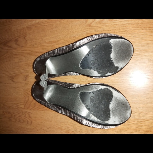 Naughty Monkey Heels 🐒 - Picture 3 of 4